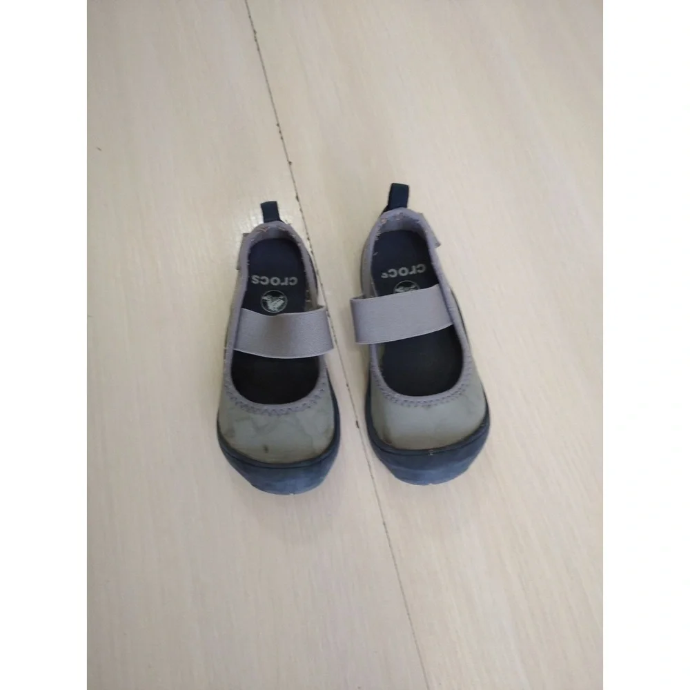 Crocs Ballet Flats Girls' Gray Elastic strap